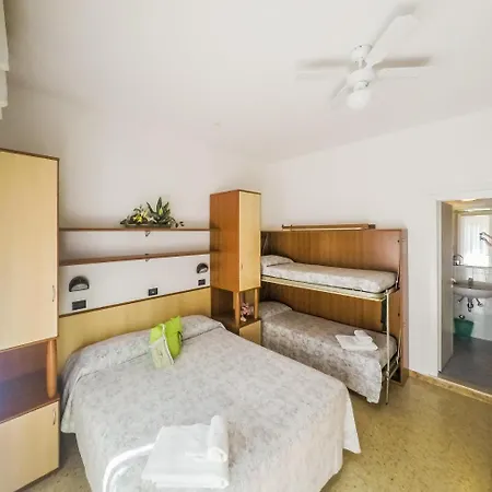 Trianon Hotel 2*